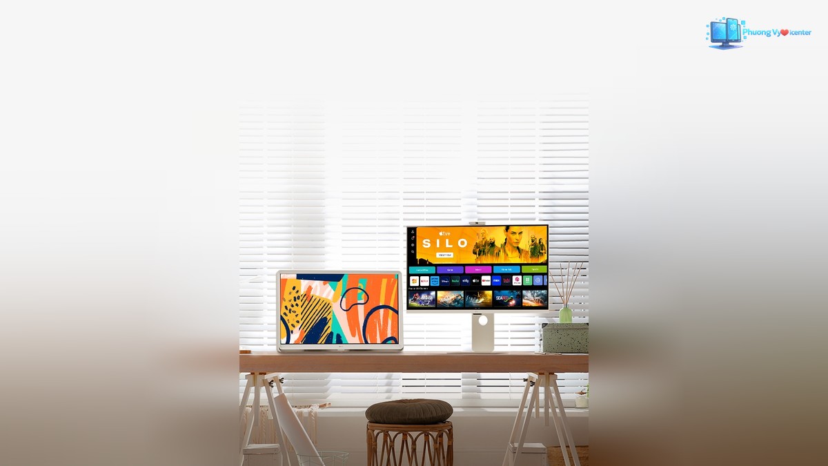 LG MyView trong không gian phòng khách sáng, với màn hình đặt trên bàn cạnh cửa sổ