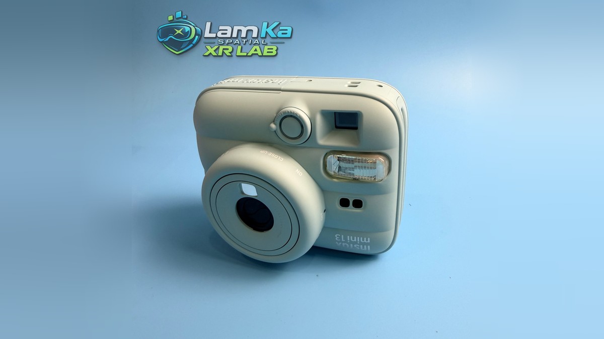 Mặt trước Fujifilm Instax Mini 13 màu xanh nhạt với ống kính, flash và nút chụp