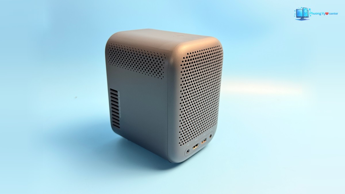 Xiaomi Smart Projector L1 nhìn từ phía sau với lưới thoáng khí và các cổng kết nối