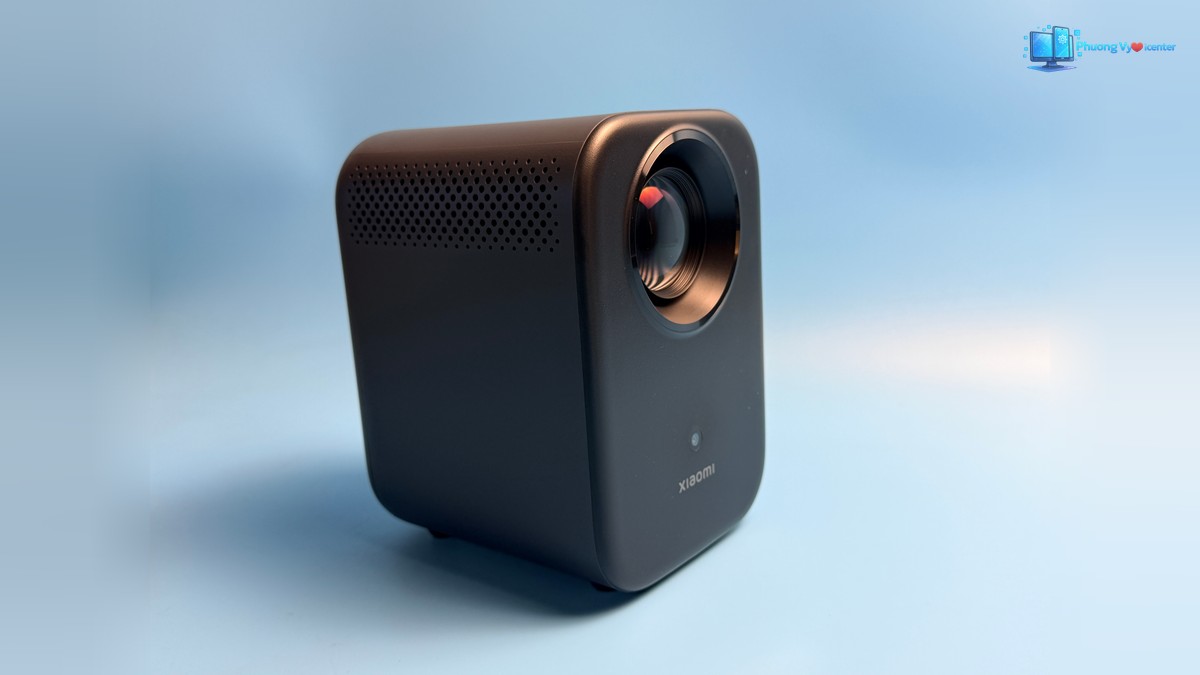 Xiaomi Smart Projector L1 với ống kính phía trước và các lỗ thoáng khí ở cạnh bên
