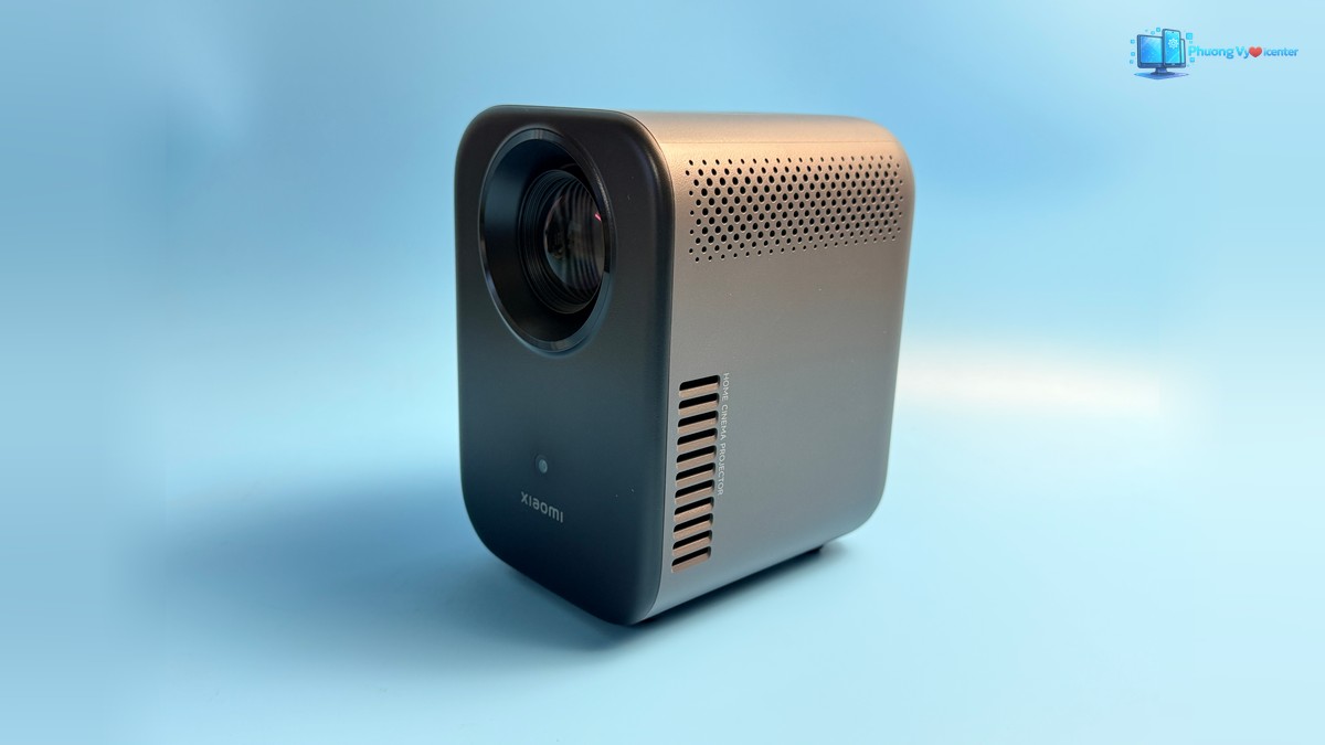 Xiaomi Smart Projector L1 nhìn nghiêng mặt trước, thấy ống kính và khe tản nhiệt