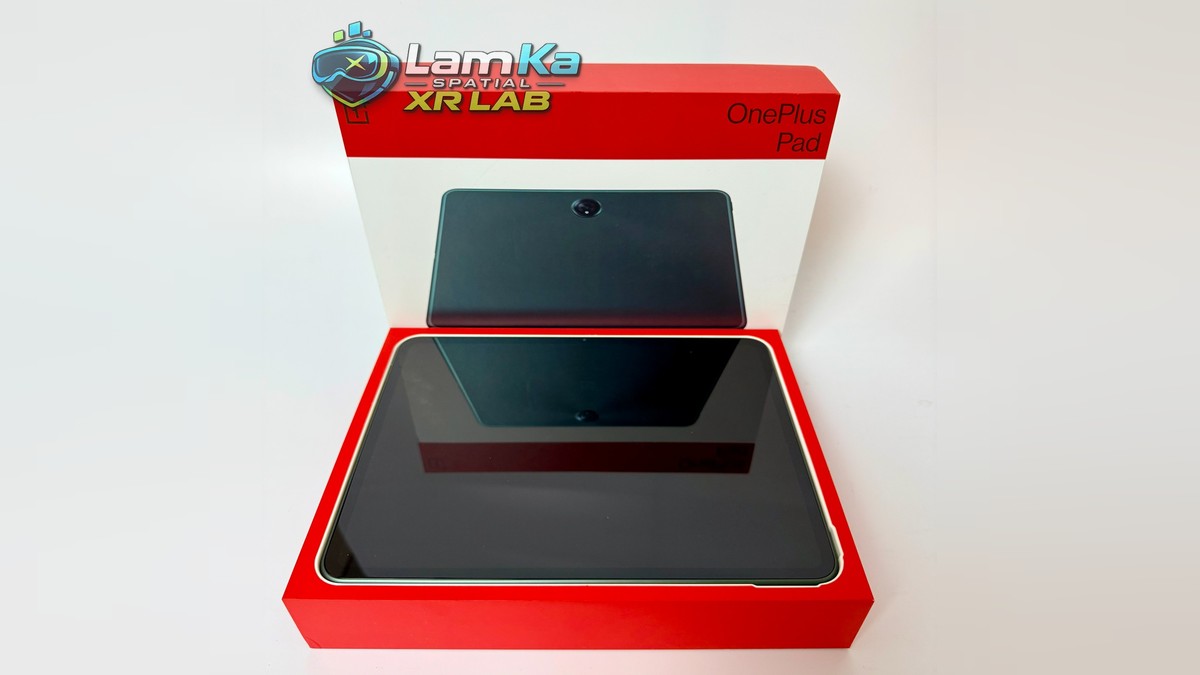 OnePlus Pad tắt màn hình nằm trong khay hộp đỏ, nắp hộp dựng phía sau