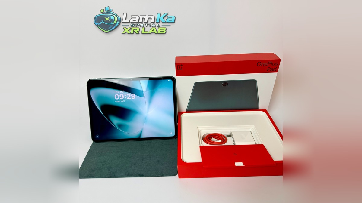 OnePlus Pad bật màn hình trên bao da, cạnh hộp mở có cáp đỏ và củ sạc trắng