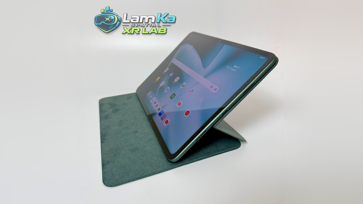 OnePlus Pad bật màn hình nhìn nghiêng từ bên phải, bao da gập thành chân đỡ