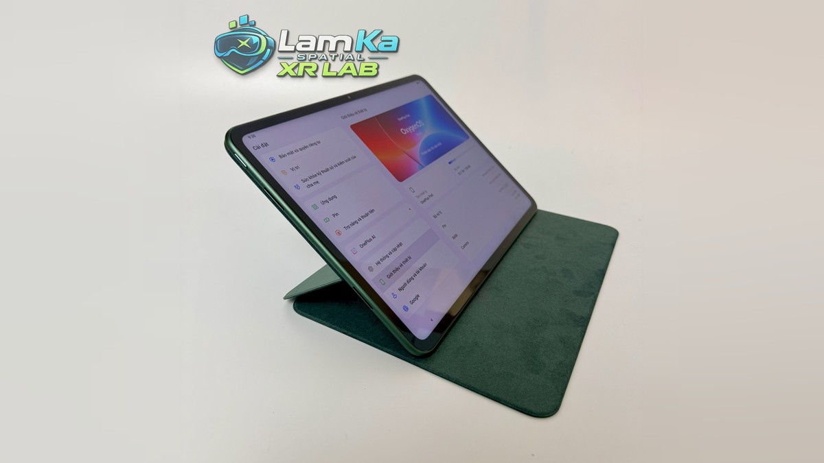 OnePlus Pad dựng trên bao da xanh, màn hình hiển thị trang cài đặt