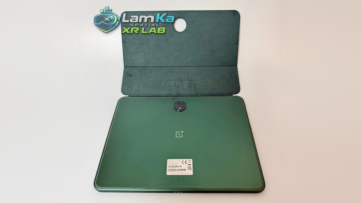 Mặt lưng xanh của OnePlus Pad với camera tròn, logo và tem trắng