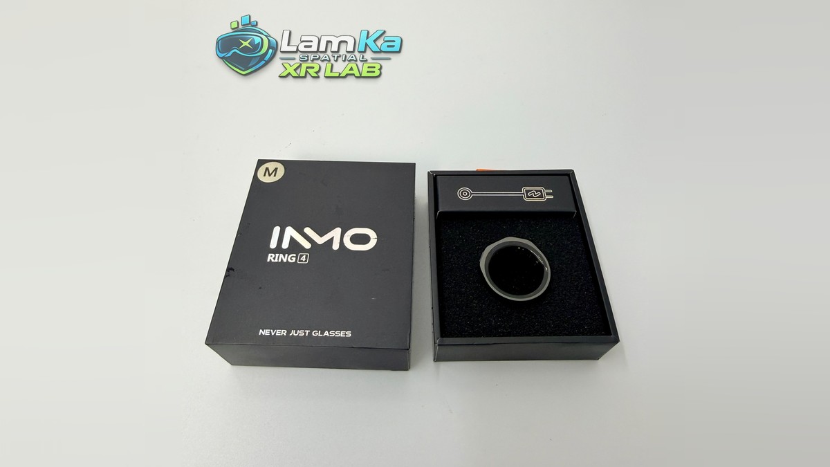 INMO Ring 4 nằm trong khay đệm bên cạnh nắp hộp màu đen