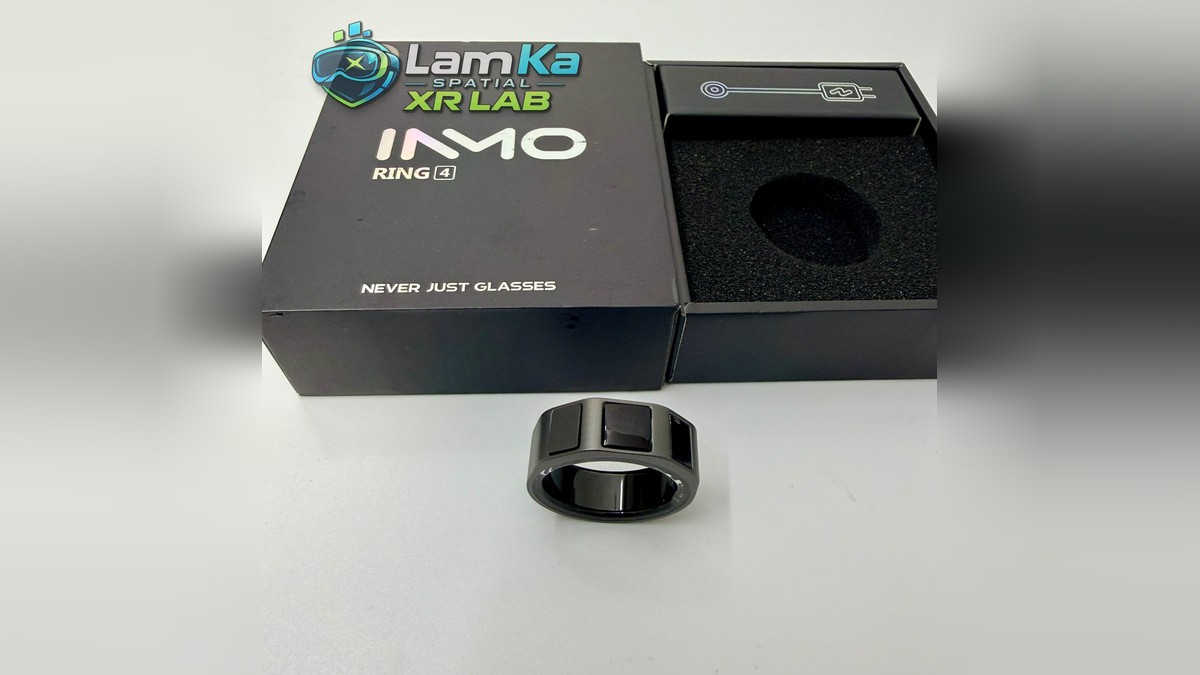 INMO Ring 4 màu đen đặt trước hộp mở, các ô vuông trên thân hiện rõ