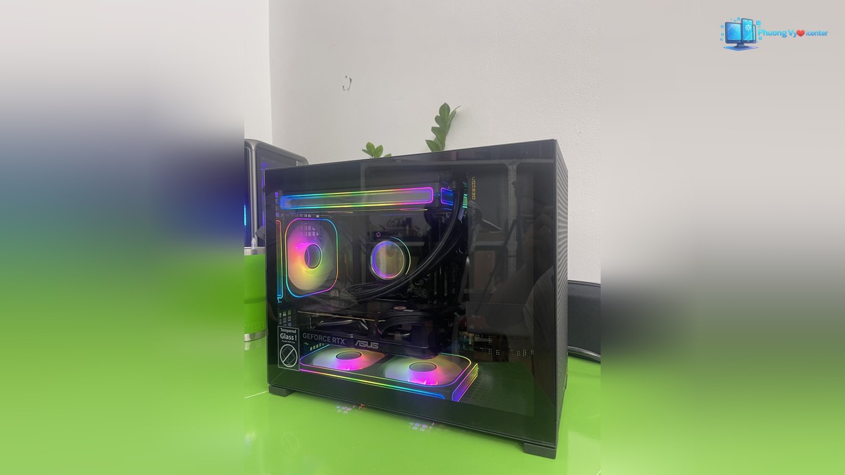 PC i5-14600K RTX 5060 Đen chụp nghiêng, mặt kính lộ linh kiện và quạt RGB