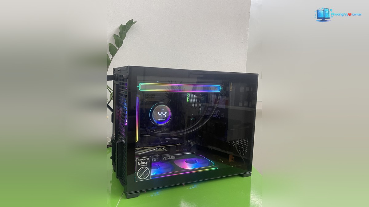 PC i5-14600K RTX 5060 nhìn qua kính bên hông, thấy card đồ họa và quạt RGB