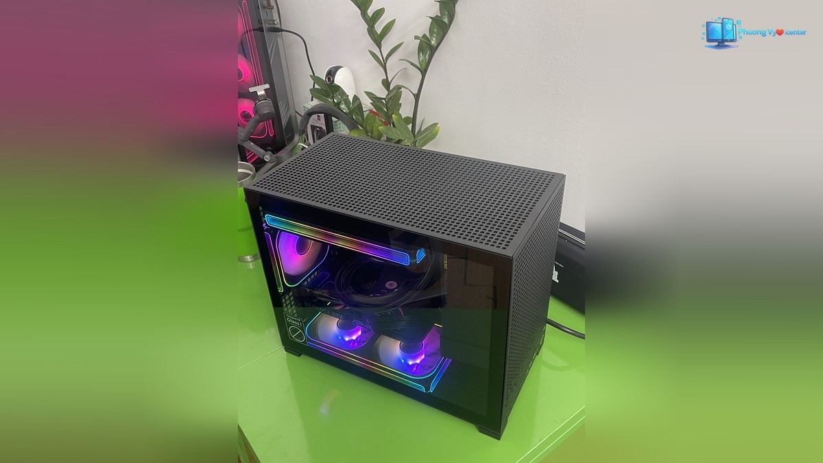 PC i5-14600K RTX 5060 nhìn từ trên, thấy nóc lưới và linh kiện qua kính bên