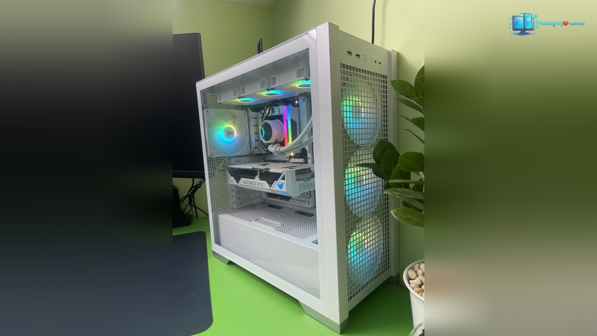 PC i9-13900K 4070 Ti Super trắng chụp nghiêng, thấy mặt kính bên và ba quạt sáng phía trước
