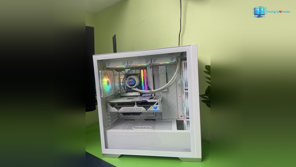 PC i9-13900K 4070 Ti Super nhìn qua mặt kính bên, thấy card đồ họa, tản nhiệt và RAM