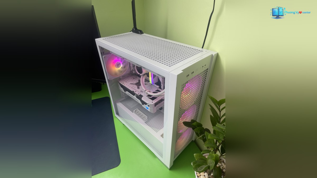PC i9-13900K 4070 Ti Super trắng nhìn từ trên cao, thấy lưới nóc và linh kiện bên trong