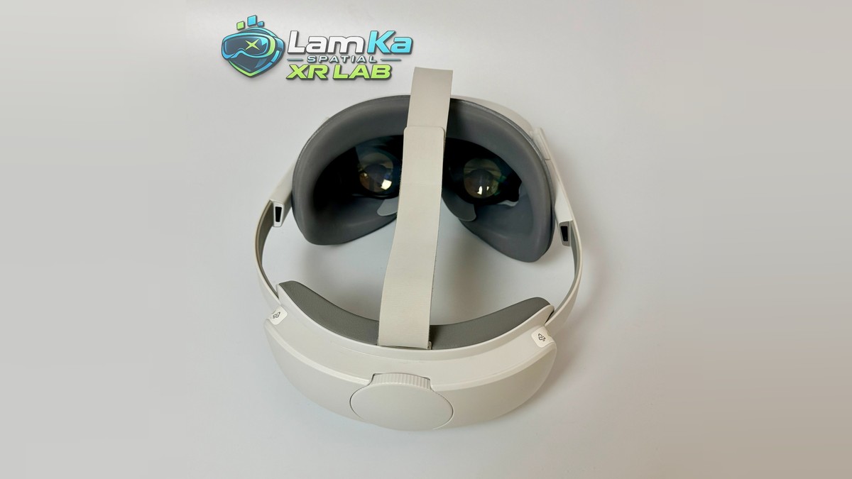 PICO 4 Ultra nhìn từ mặt trong, thấy hai thấu kính, đệm mặt và núm chỉnh phía sau