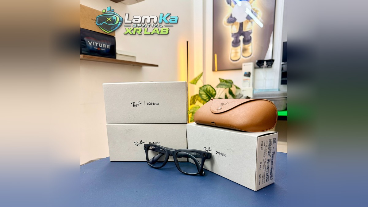 Ray-Ban Meta Gen 2 gọng đen đặt trước các hộp sản phẩm và hộp đựng màu nâu