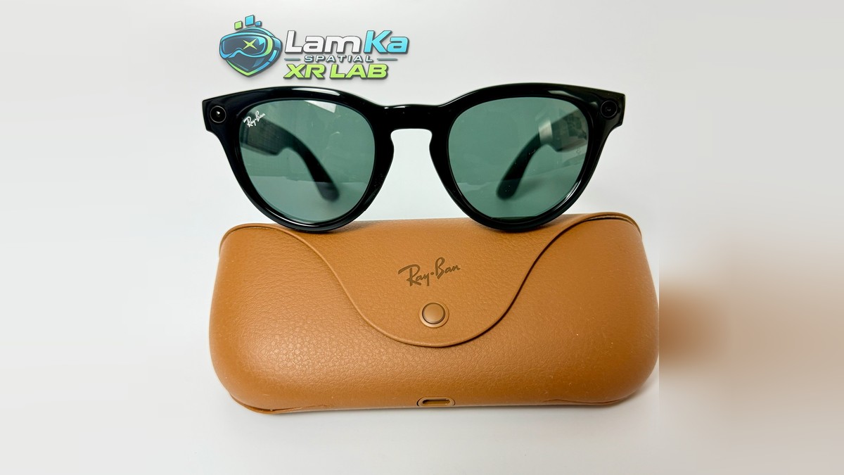 Ray-Ban Meta Gen 2 có gọng đen và tròng xanh, đặt trên hộp đựng màu nâu