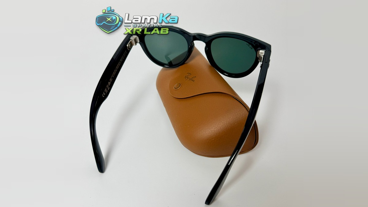 Ray-Ban Meta Gen 2 nhìn từ mặt trong, hai càng mở rộng và đặt trên hộp đựng màu nâu
