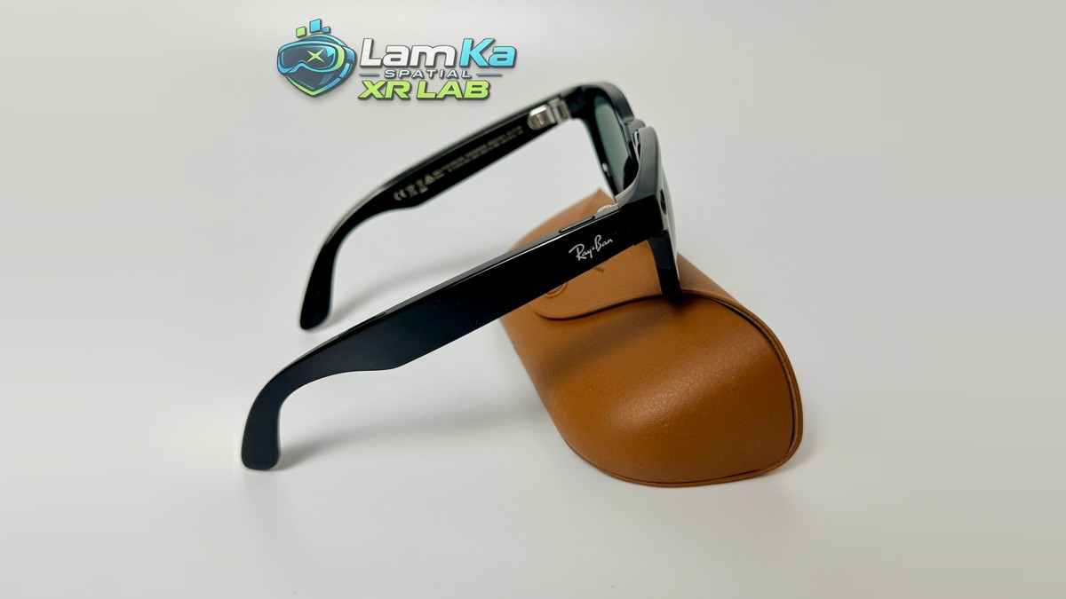 Ray-Ban Meta Gen 2 nhìn từ cạnh bên, thấy càng đen có logo Ray-Ban và bản lề