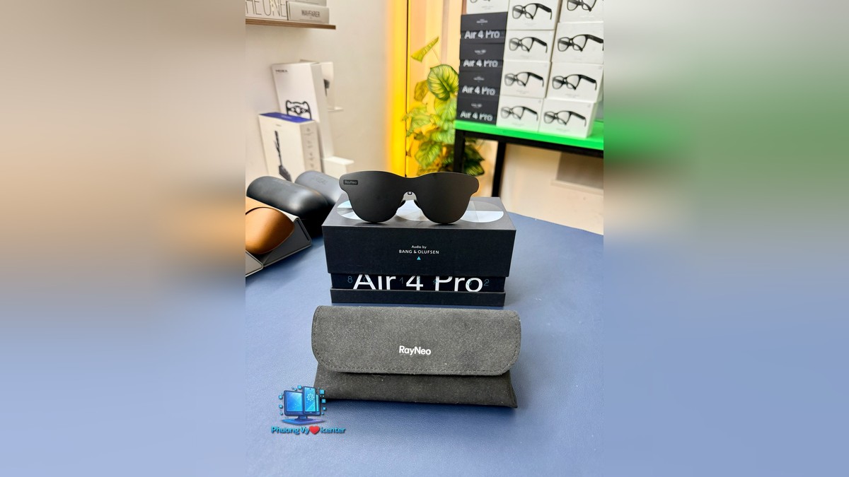 RayNeo Air 4 Pro đặt trên hộp sản phẩm, phía trước có túi đựng RayNeo màu xám