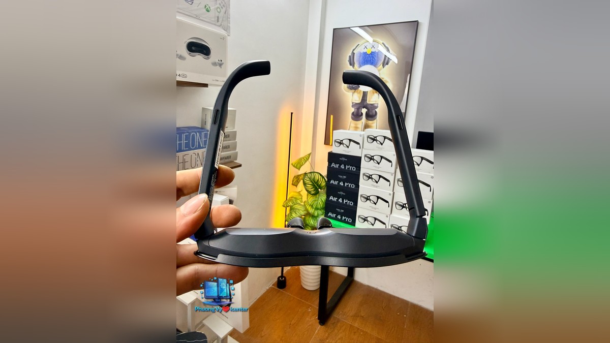 RayNeo Air 4 Pro nhìn từ trên xuống, hai càng mở và phần gọng trước hiện rõ