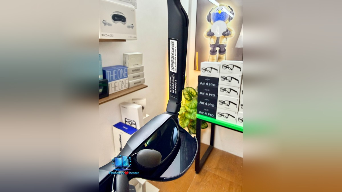 RayNeo Air 4 Pro chụp cận càng kính có tem nhãn, bản lề và đệm mũi nhìn nghiêng
