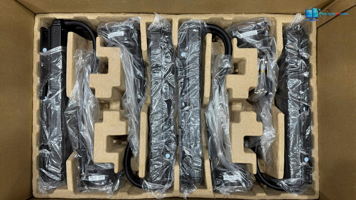 Các bộ tản Lenovo Legion 360 RGB bọc túi nhựa trong khay giấy bên trong thùng carton