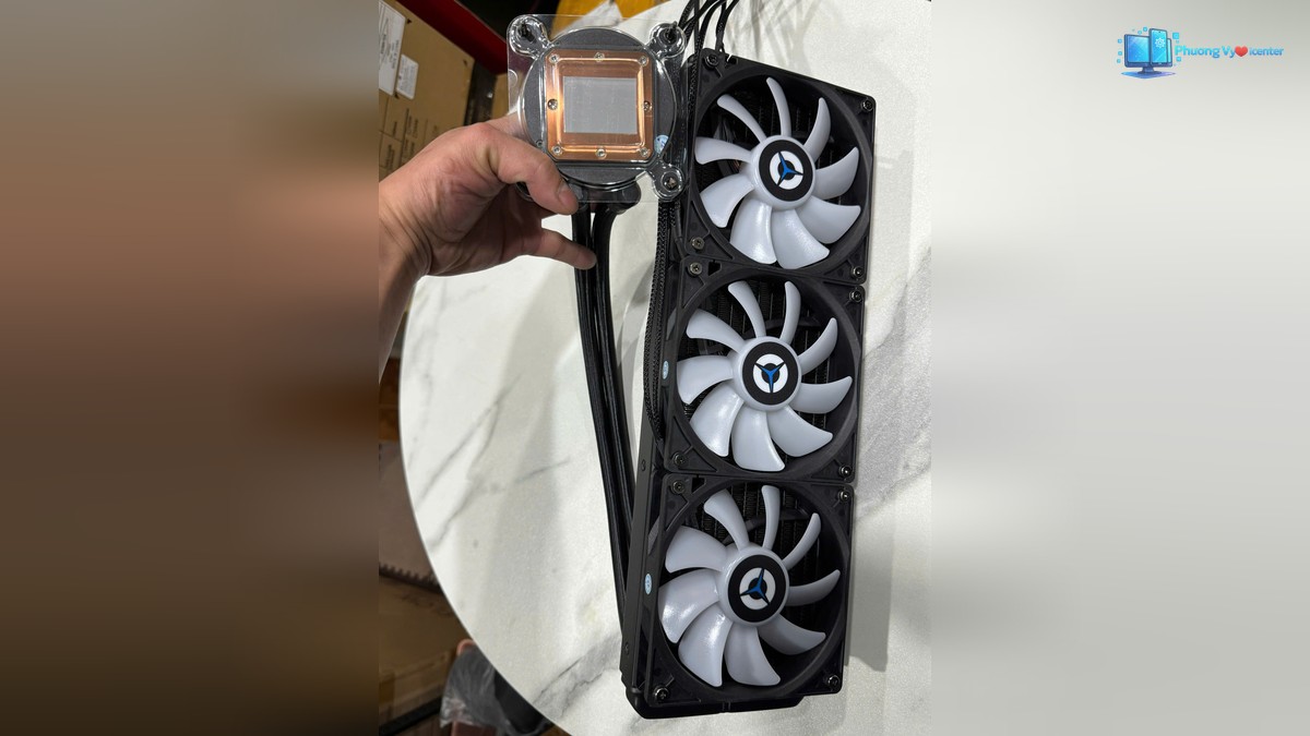 Lenovo Legion 360 RGB với ba quạt trên két, ống dẫn và mặt đồng của block
