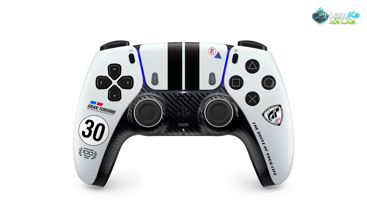 DualSense Gran Turismo trên nền trắng với sọc đen, họa tiết carbon, số 30 và logo Gran Turismo