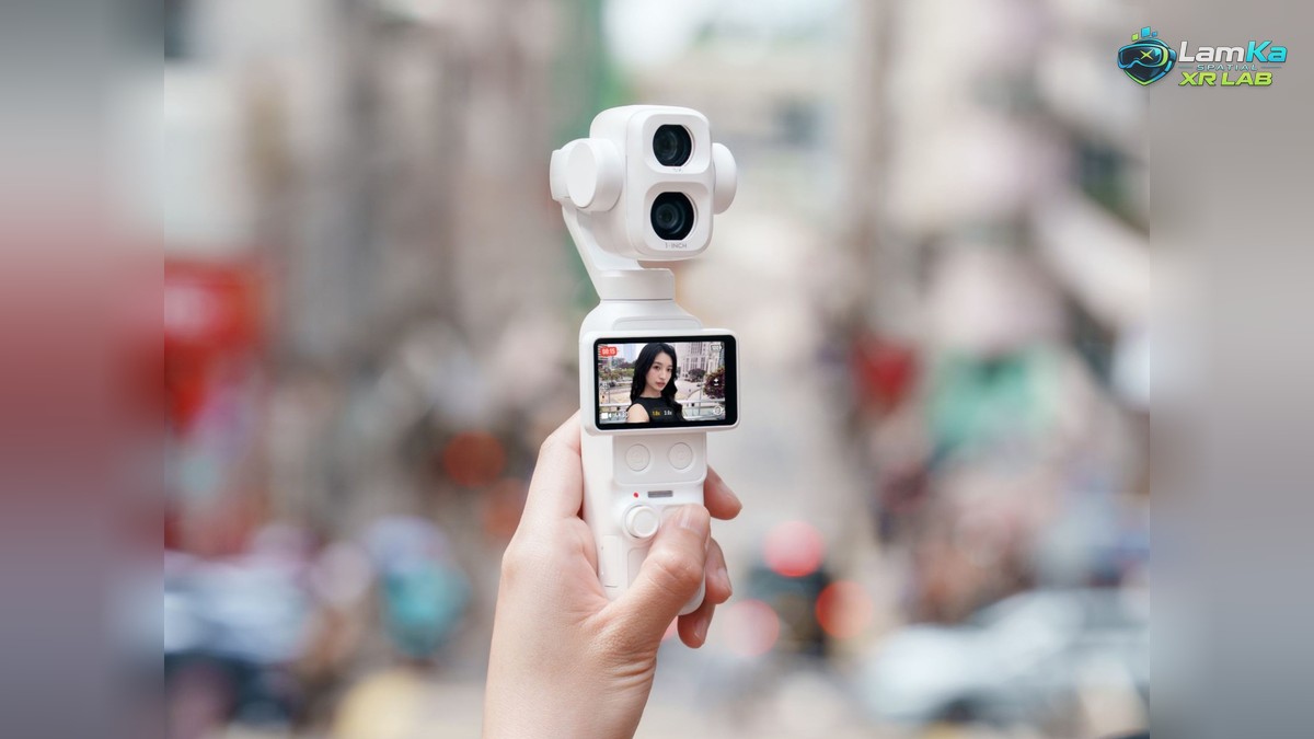 Bàn tay cầm Osmo Pocket 4P trắng với hai ống kính và màn hình, phía sau là đường phố xóa phông.