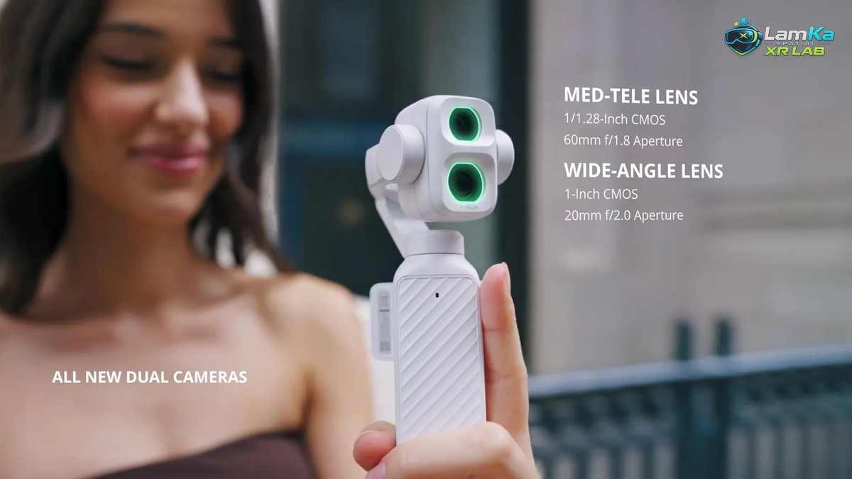 Người phụ nữ cầm DJI Osmo Pocket 4P trắng với hai ống kính viền xanh, bên cạnh có chú thích thông số.