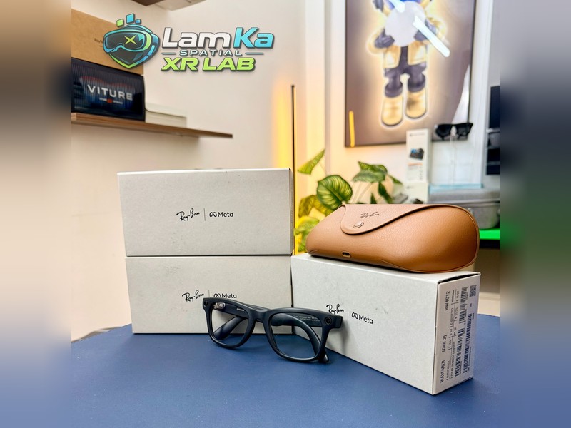 Kính Ray-Ban Meta Gen 2 gọng đen đặt trước hộp sạc màu nâu