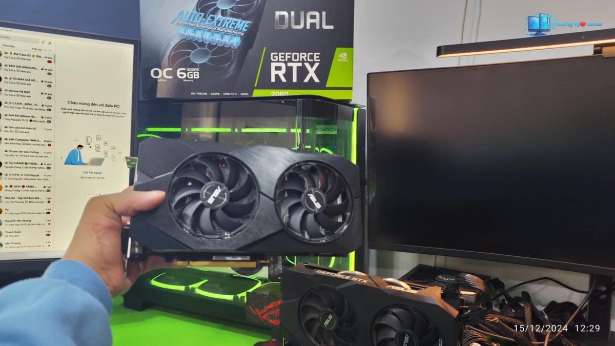 ASUS Dual RTX 2060 OC EVO nhìn từ mặt trước với hai quạt, được cầm trước màn hình và thùng máy