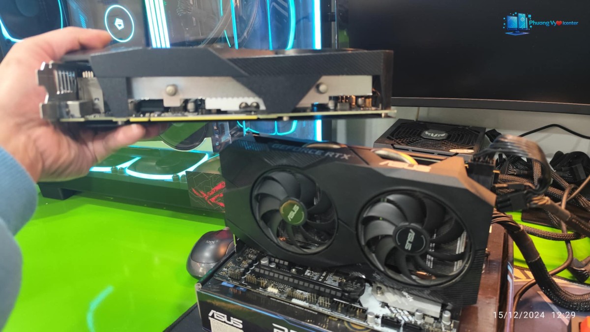 ASUS Dual RTX 2060 OC EVO nhìn từ cạnh bên, lộ khối tản nhiệt và bo mạch bên dưới