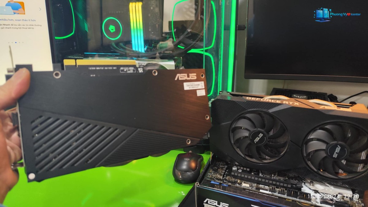 ASUS Dual RTX 2060 OC EVO với mặt lưng màu đen, logo ASUS và các rãnh chéo