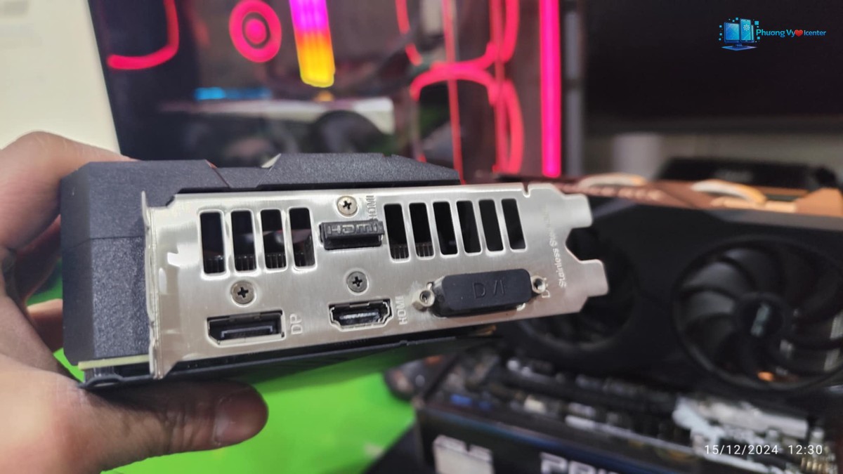 ASUS Dual RTX 2060 OC EVO chụp cận mặt cổng xuất hình với khe thoát khí và các cổng kết nối