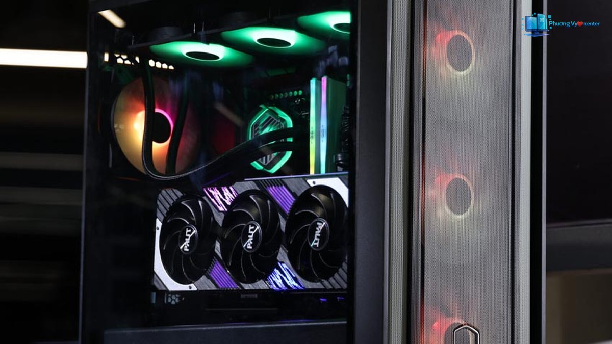 Cooler Master MasterBox 600 đặt trên bàn, đã lắp card đồ họa ba quạt và linh kiện có đèn RGB