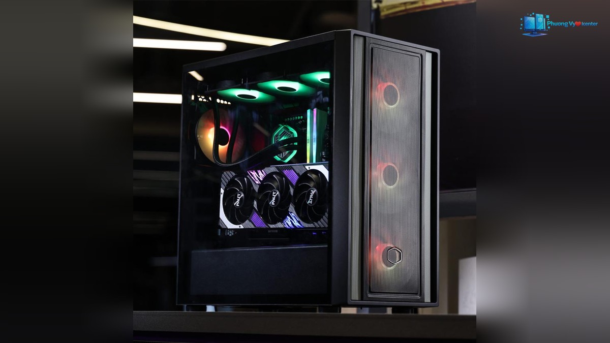 Cooler Master MasterBox 600 đặt trên bàn, đã lắp card đồ họa ba quạt và linh kiện có đèn RGB