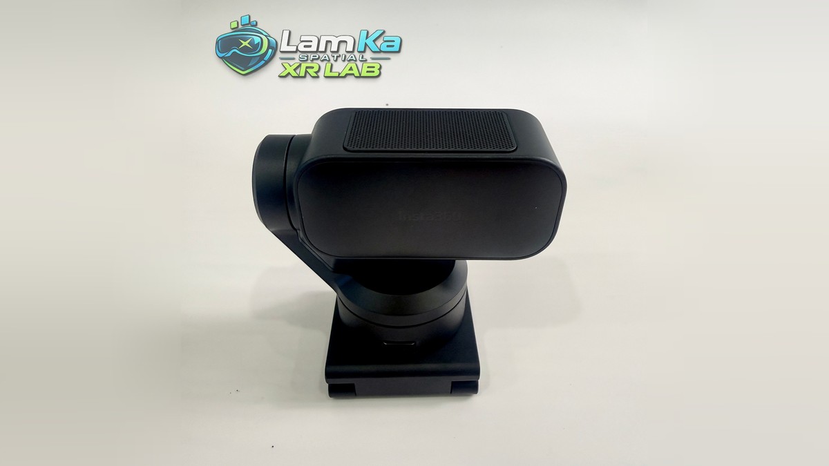 Insta360 Link 2 Pro nhìn từ phía sau với lưới trên thân, khớp xoay và đế kẹp