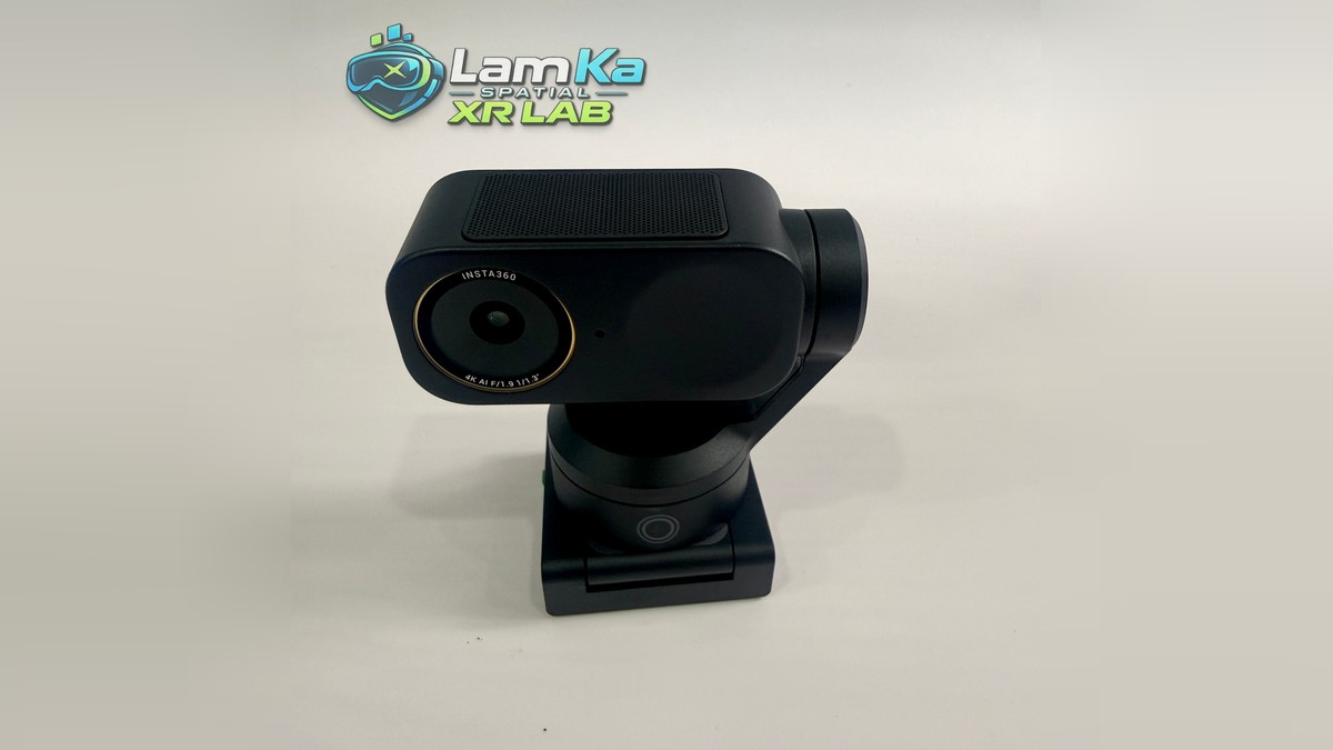 Insta360 Link 2 Pro nhìn chếch từ trên, thấy ống kính, mặt trên và khớp xoay bên phải