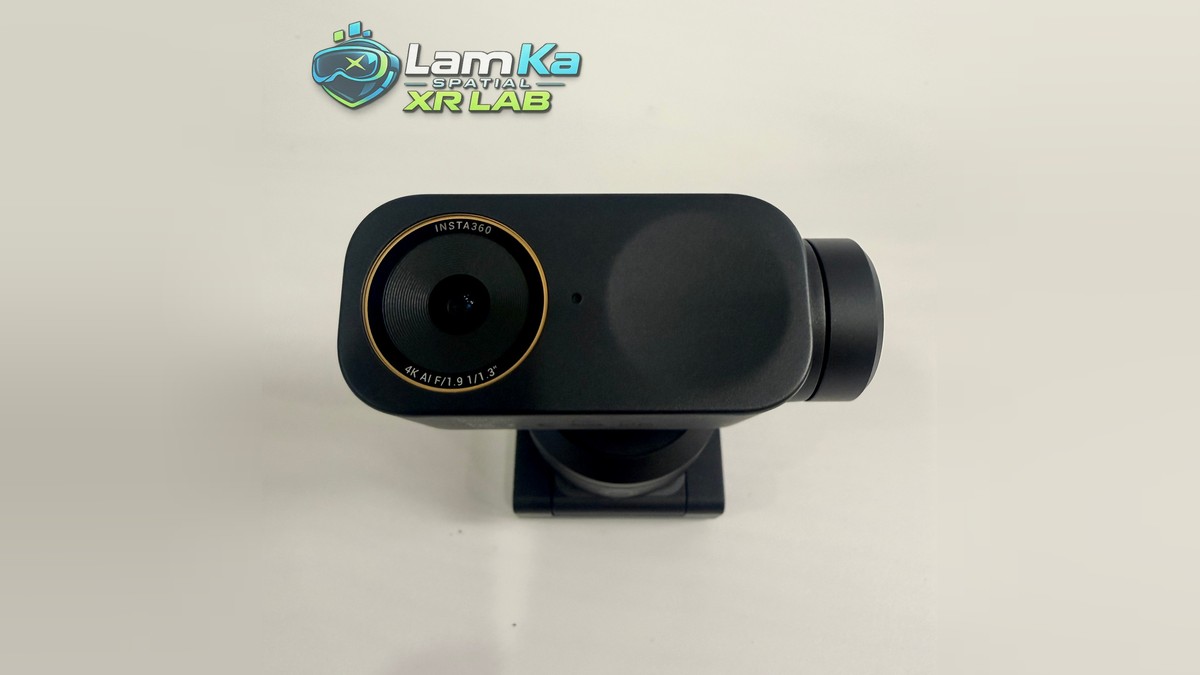 Insta360 Link 2 Pro nhìn chính diện với ống kính viền vàng, thân đen và đế kẹp