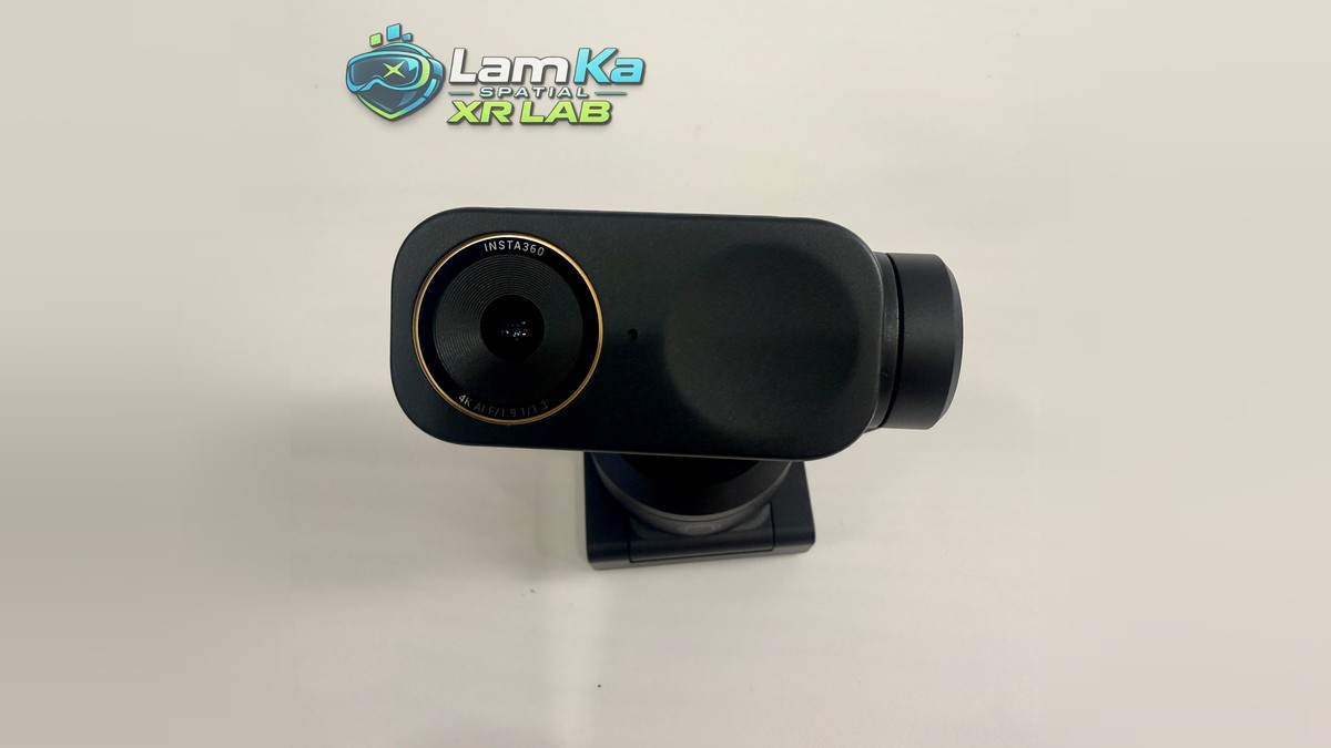 Insta360 Link 2 Pro ở góc chính diện với mặt trước webcam và đế kẹp