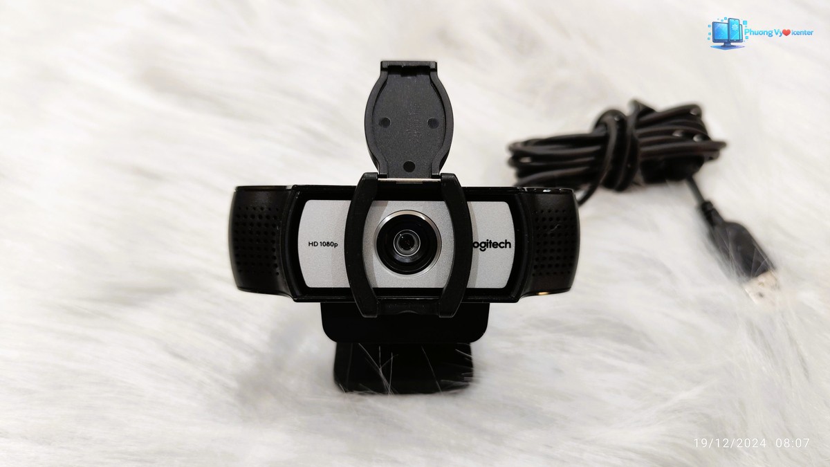 Webcam Logitech C930e nhìn chính diện với nắp che mở và dây USB cuộn phía sau bên phải
