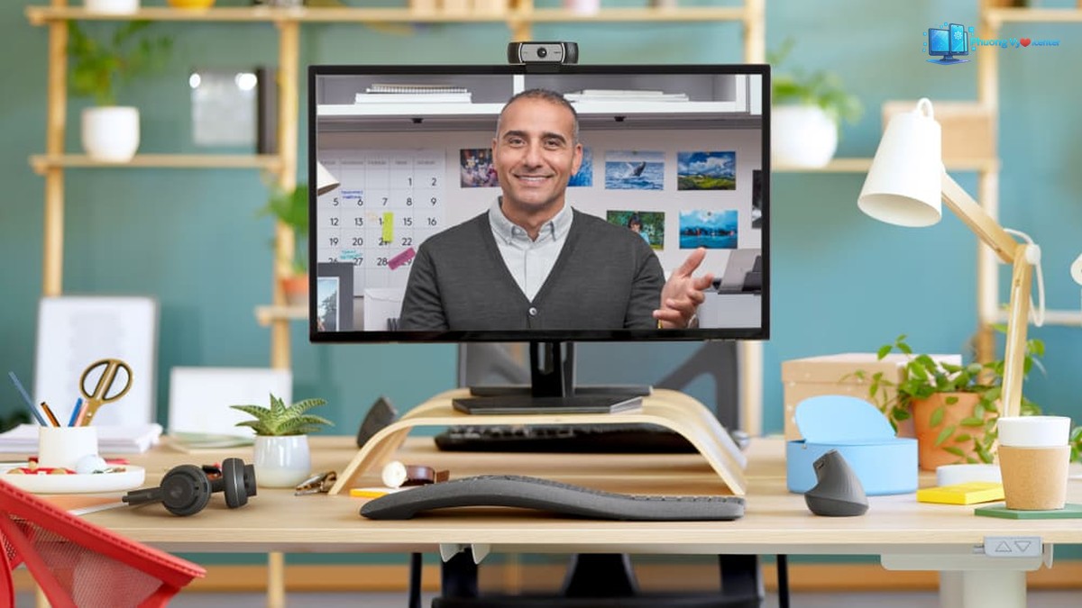 Webcam Logitech C930e trong hình giới thiệu khả năng gọi video Full HD