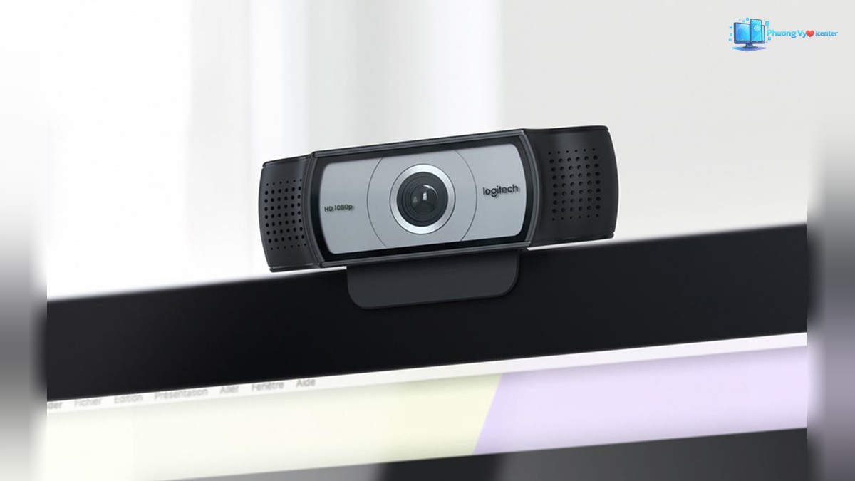 Webcam Logitech C930e trong hình giới thiệu ống kính góc rộng