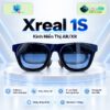 Kính XR XREAL 1S đặt trên đế tròn với nền công nghệ