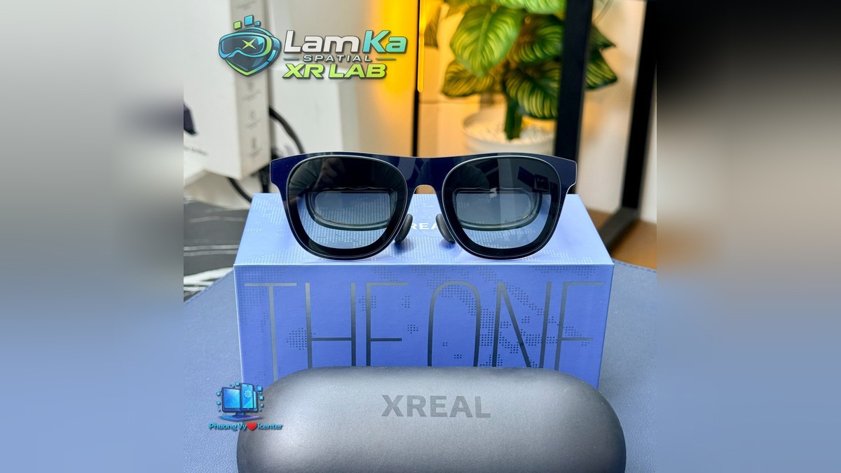 XREAL 1S nhìn từ phía trước, đặt trên hộp xanh với hộp đựng XREAL ở phía trước